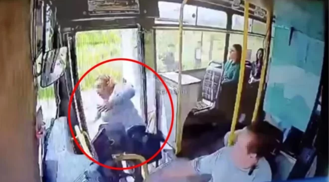 Adana’da bir kadın, kapısı açık seyreden otobüsten düştü
