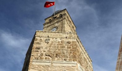 Antalya’da bayrak krizi! Yapıya zarar veriyor mu? Validen sert uyarı: Herkes haddini bilecek