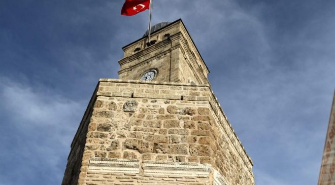 Antalya’da bayrak krizi! Yapıya zarar veriyor mu? Validen sert uyarı: Herkes haddini bilecek